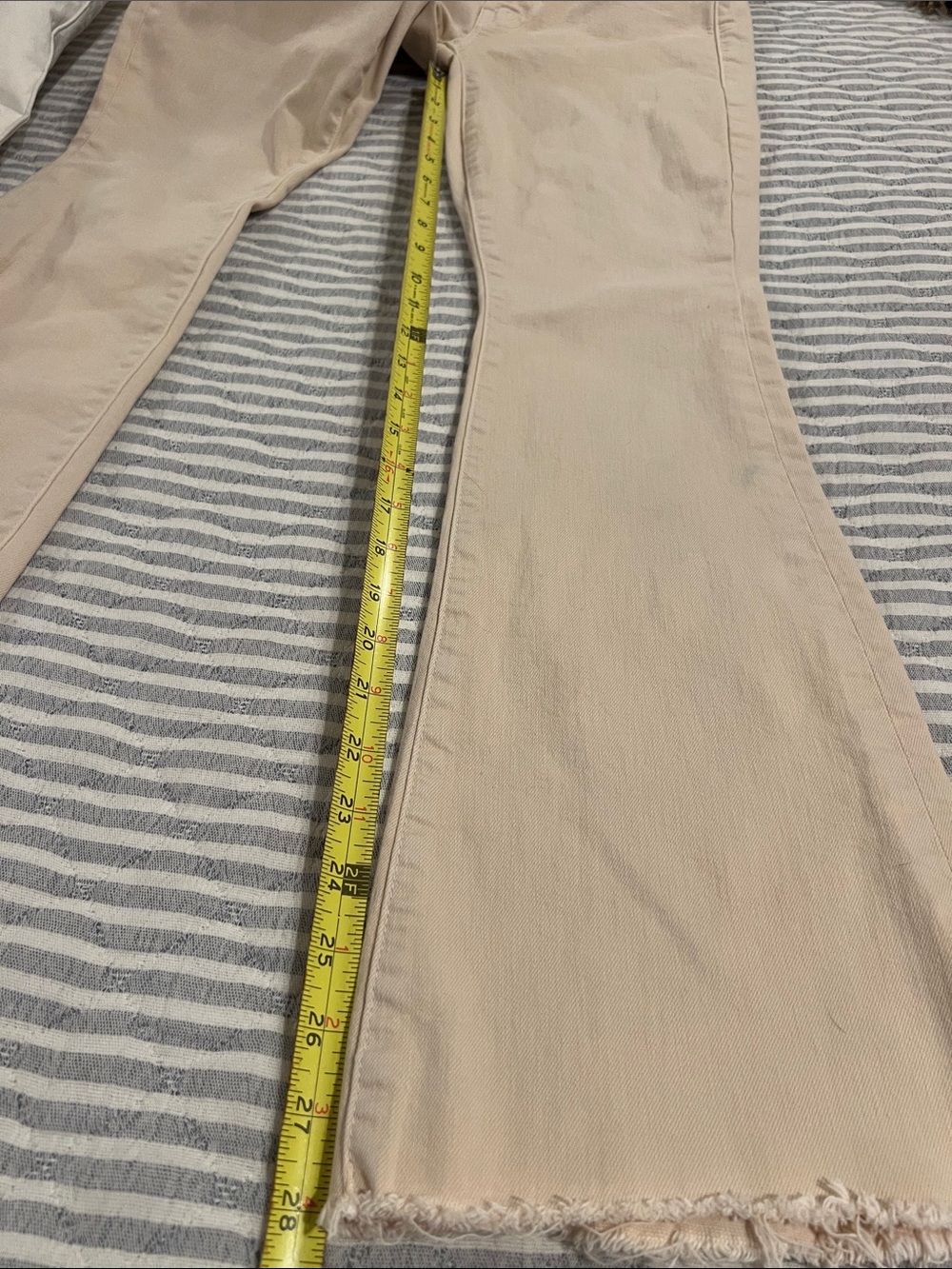 MOTHER The Weekender Mid Rise Flare Jeans Fog Beige Frayed Hem Size 27 - Picture 11 of 11